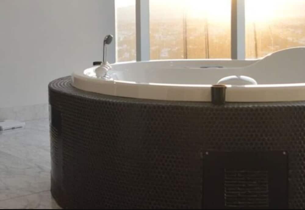 Baruk Guadalajara Hotel De Autor Εξωτερικό φωτογραφία A whirlpool bathtub
