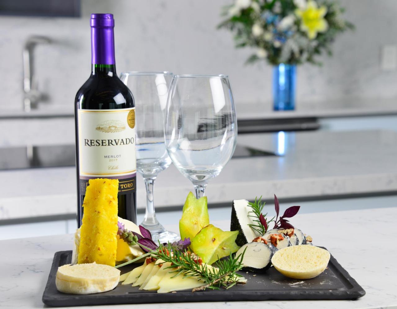 Baruk Guadalajara Hotel De Autor Εξωτερικό φωτογραφία A wine and cheese pairing